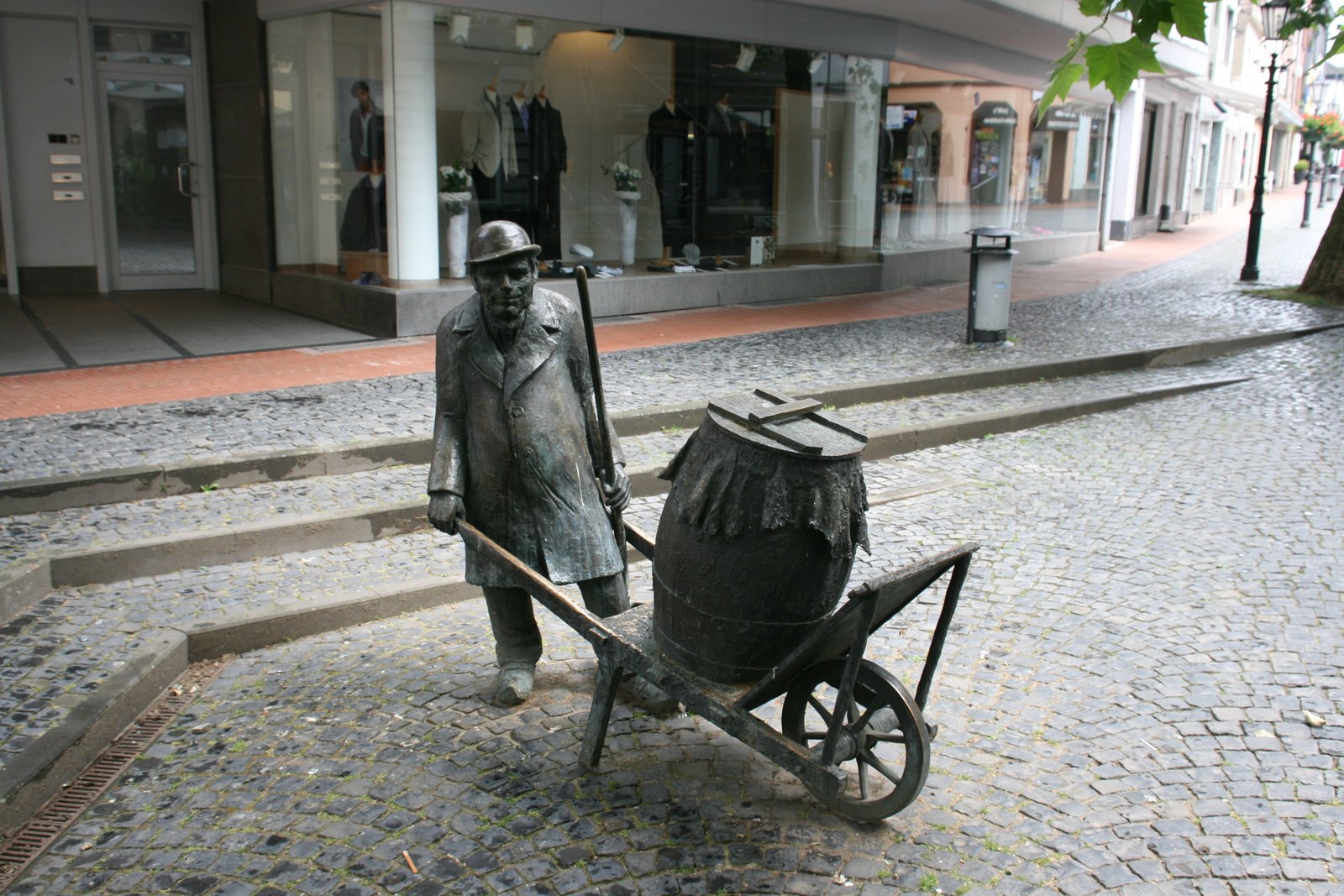 Tien Anton - Bronzefigur mit Karren in Dülken